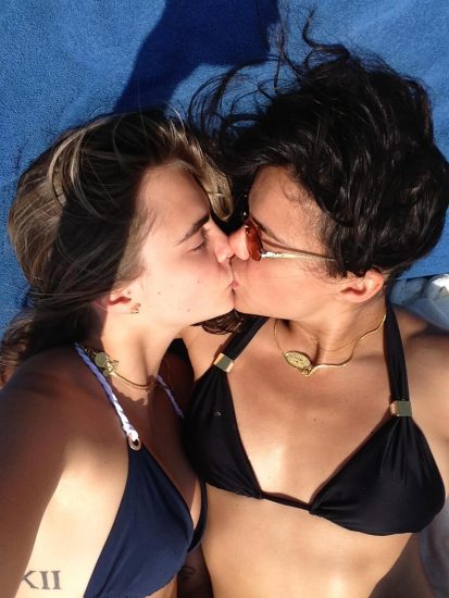 Cara Delevingne lesbian kiss