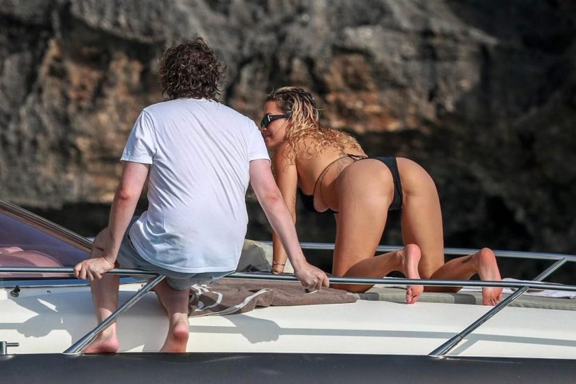 Rita Ora pussy slip from black panties