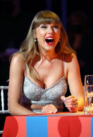 Taylor Swift cleavage