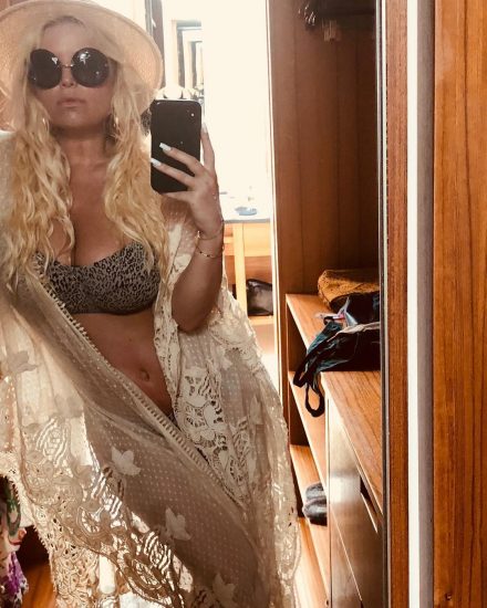 Jessica Simpson selfie