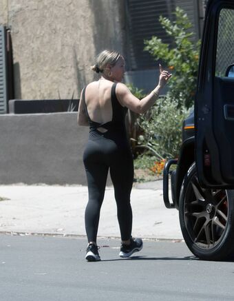 Hilary Duff Nude Leaks OnlyFans Photo 23