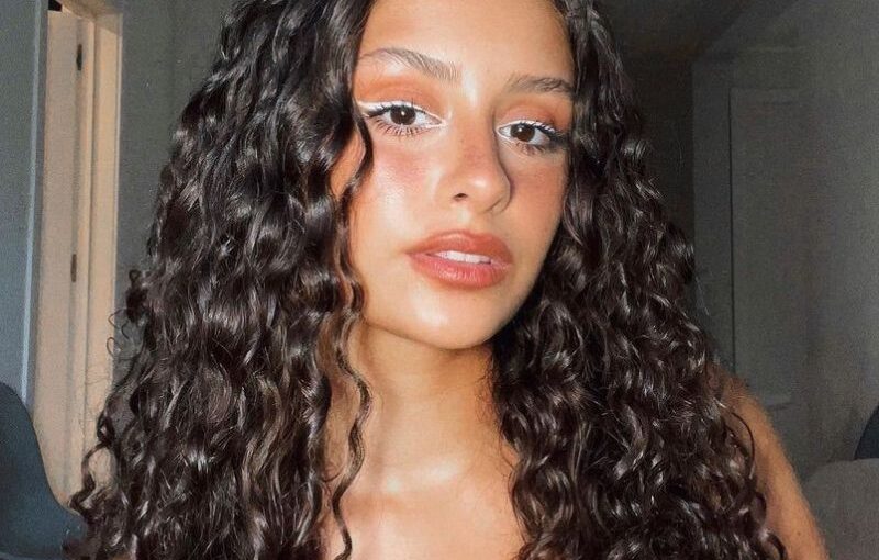 Débora Gomes Sexy (37 Photos)