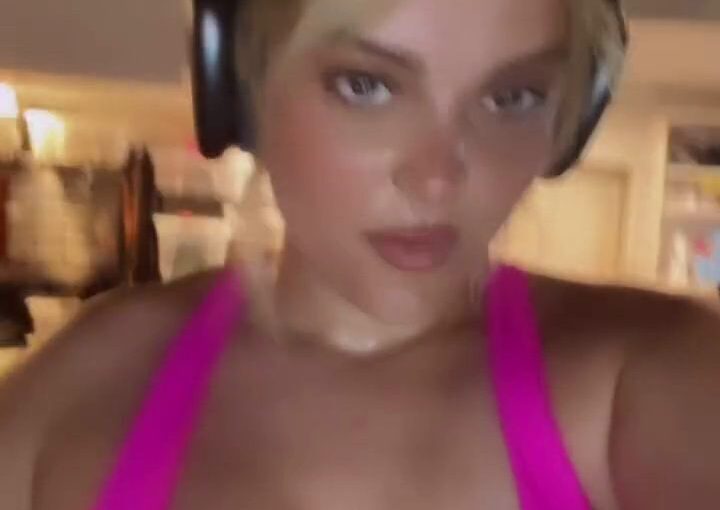 Bebe Rexha Shows Off Her Sexy Boobs in a Pink Top(10 Photos)