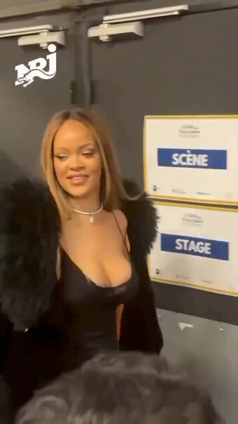 Rihanna Nude Leaks OnlyFans Photo 126