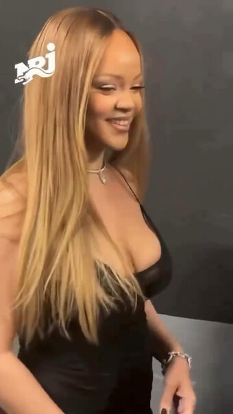 Rihanna Nude Leaks OnlyFans Photo 127