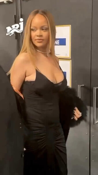 Rihanna Nude Leaks OnlyFans Photo 123