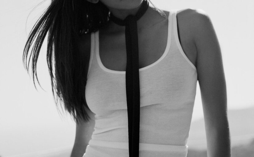 Halle Berry Braless (1 Hot Photo)