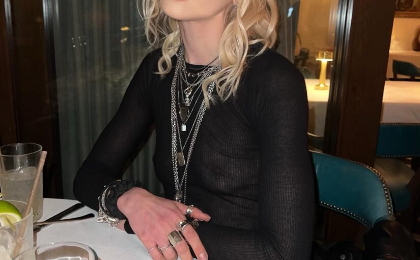 Taylor Momsen Braless (1 Photo)