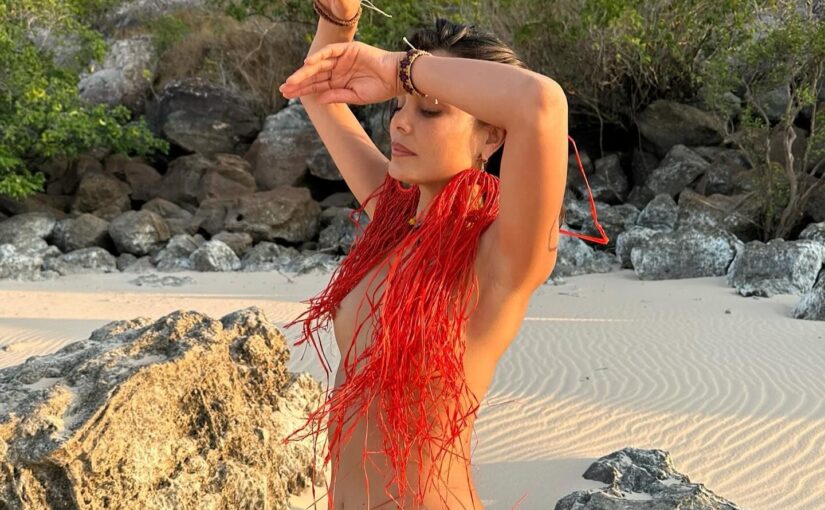 Nathalie Kelley Topless (3 Photos)