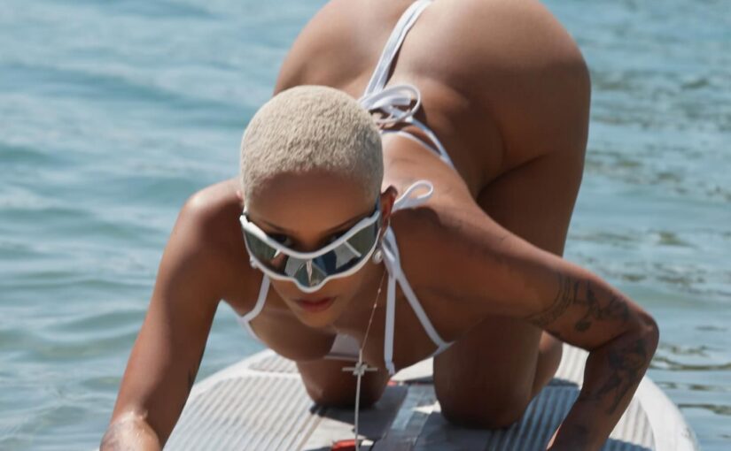Doja Cat Shows Off Her Sexy Assets in a Swimsuit (4 Photos)