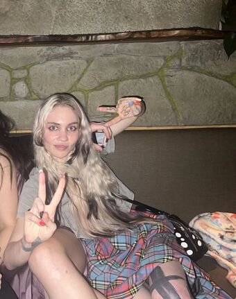 Grimes Nude Leaks OnlyFans Photo 9