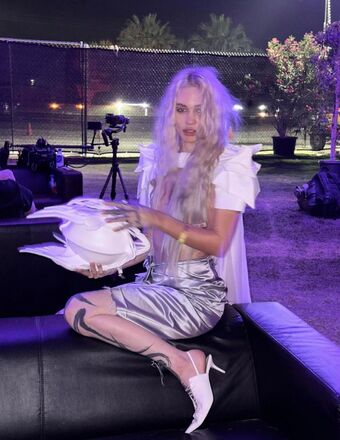 Grimes Nude Leaks OnlyFans Photo 12