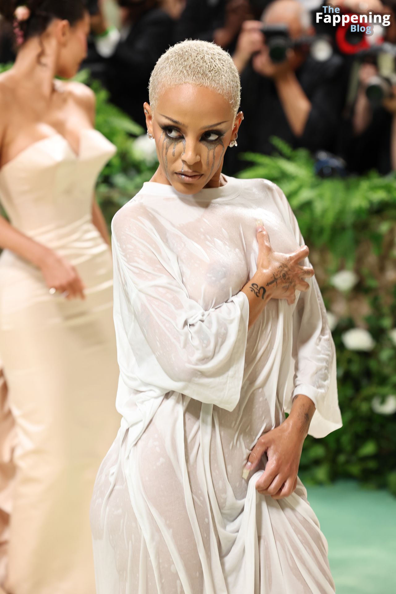 Doja Cat Flashes Her Nude Tits At The Met Gala Photos