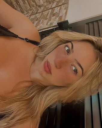 Alice Catarina Nude Leaks OnlyFans Photo 9