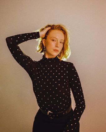 Hannah Einbinder Nude Leaks OnlyFans Photo 18