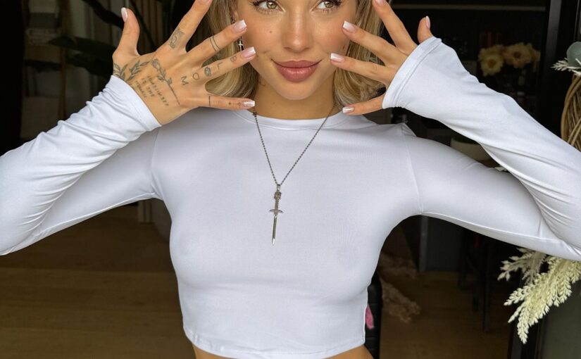 Charly Jordan Braless (9 Photos)