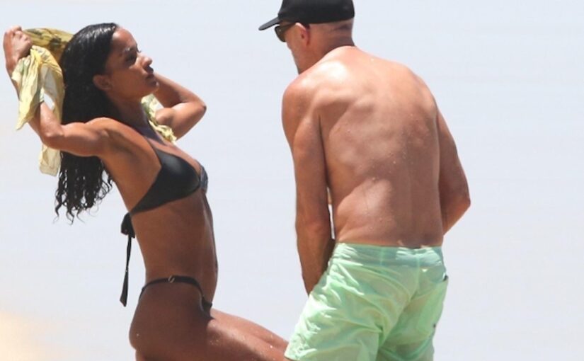 Narah Baptista & Vincent Cassel Enjoys Their Beach Day in Ipanema (59 Photos)