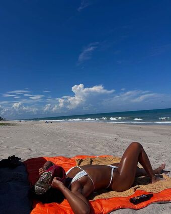 elizabethnaomiii Nude Leaks OnlyFans Photo 13