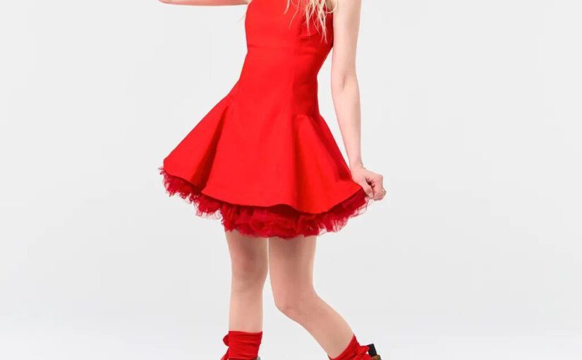 Taylor Momsen Displays Her Santa Look in a New Christmas Shoot (7 Photos)