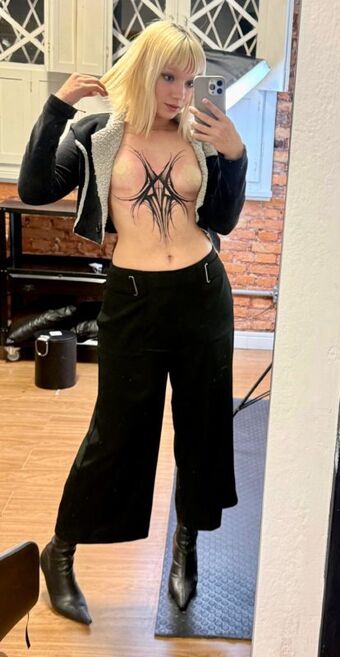 Lana Hugs Nude Leaks OnlyFans Photo 2