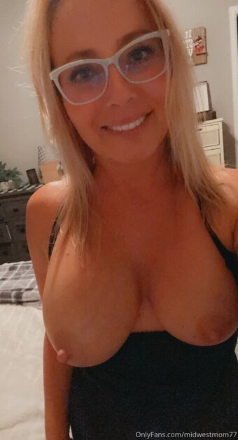 Midwestmom77 Nude Leaks OnlyFans Photo 1