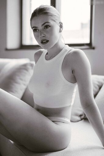 Annie Knowles Nude Leaks OnlyFans Photo 1