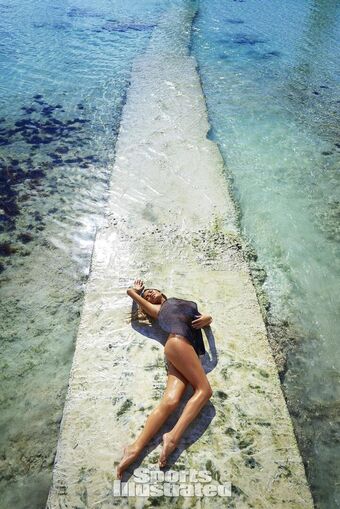 Chrissy-teigen Nude Leaks OnlyFans Photo 204