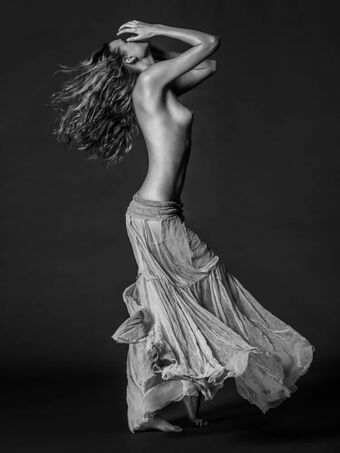 Behati Prinsloo Nude Leaks OnlyFans Photo 98