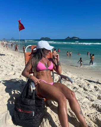 Dra. Thatiane Oliveira Nude Leaks OnlyFans Photo 17