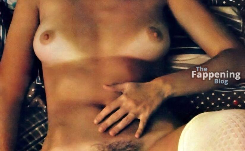 Laure Favie Nude (11 Photos)