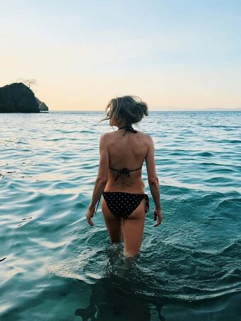 Sarah Chalke Nude Leaks OnlyFans Photo 61